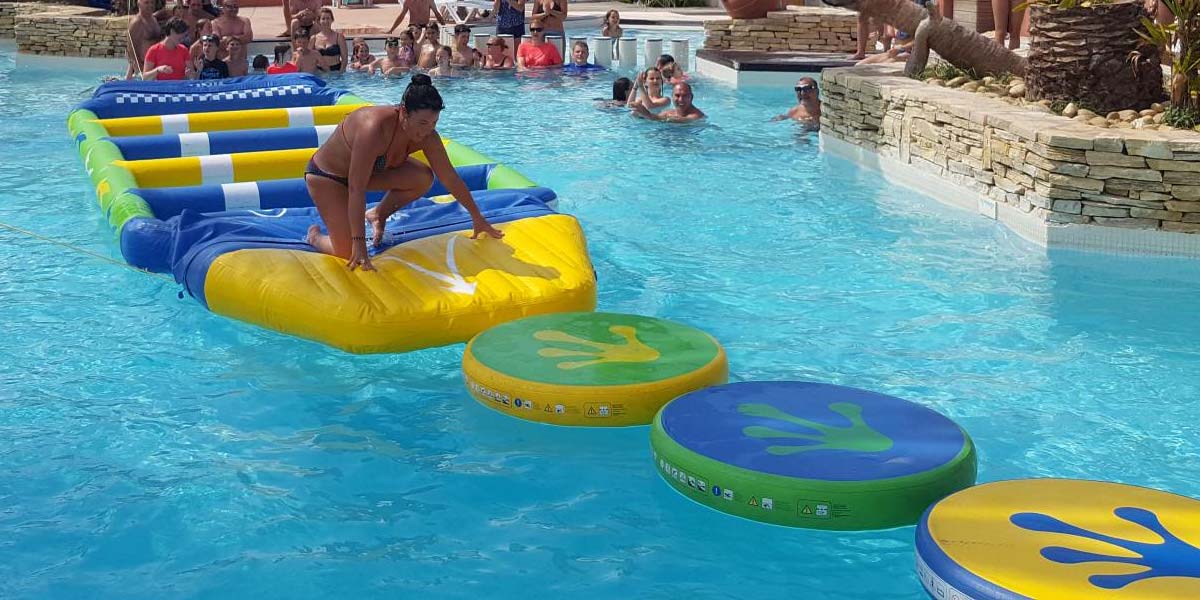 Aqua Track jeu aquatique dans la piscine du camping à Arvert