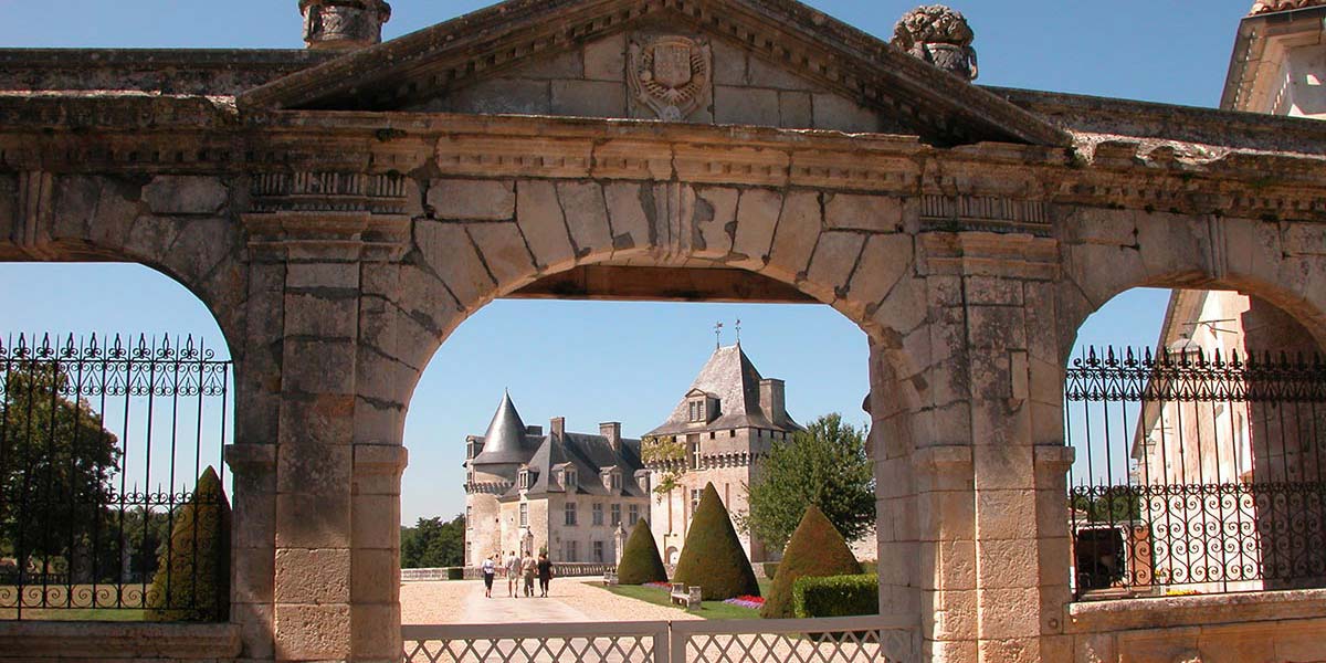 L'entrée du Château de la Roche Courbon près du camping Parc de Bellevue