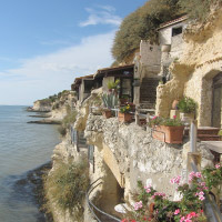 Grottes de Matata, cliff caves museum