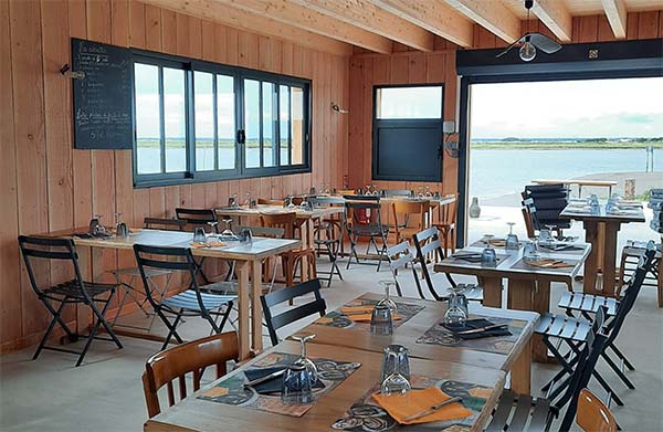 Dégustation Le Q Salé à Chaillevette – huîtres et crevettes impériales, vue sur le chenal, près du camping Parc de Bellevue