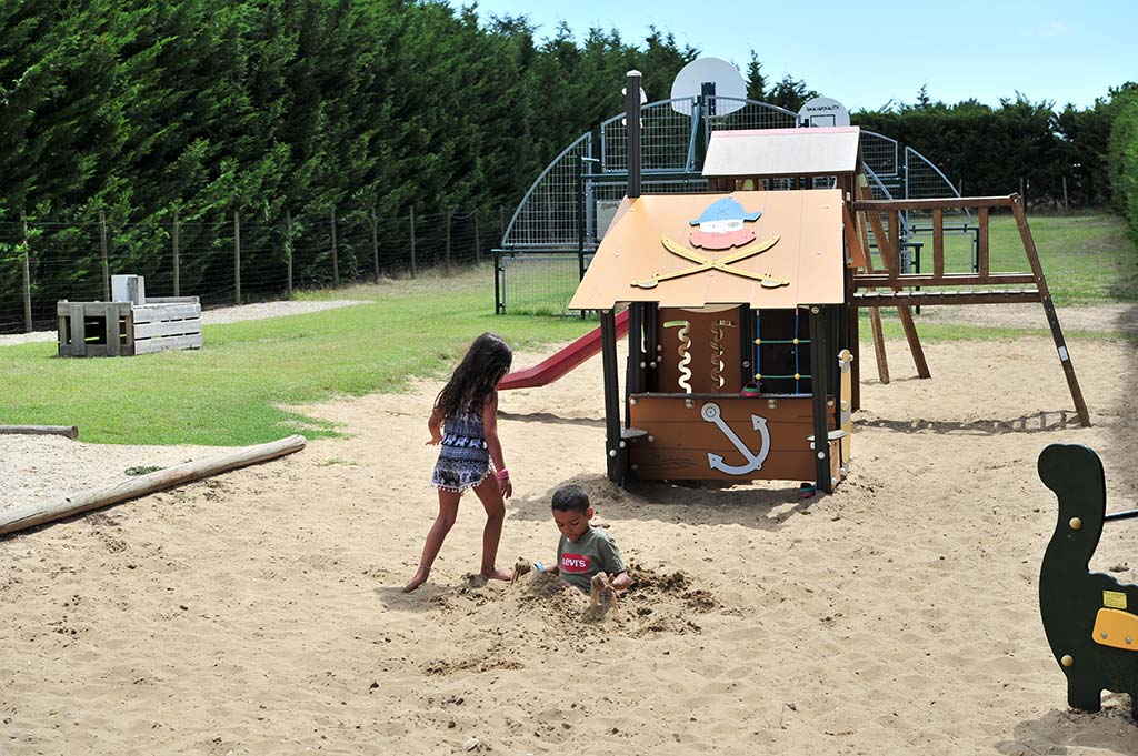 Aire de jeux multisports avec panier de basket au camping Parc de Bellevue à Arvert