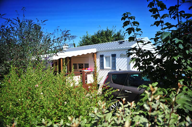 Vue du camping 4 étoiles Parc de Bellevue avec mobil-home à louer près de La Palmyre