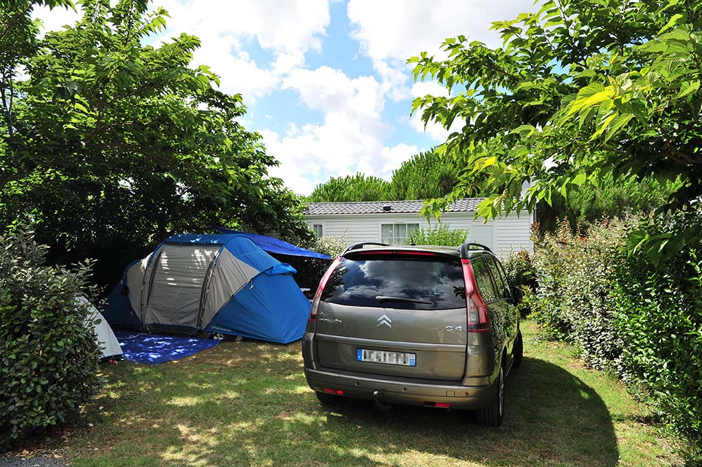 Emplacement ombragé pour tente avec voiture au camping Parc de Bellevue à Arvert