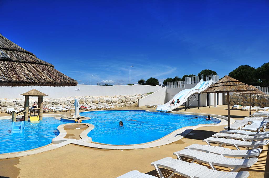 Espace aquatique du camping Parc de Bellevue avec bassin et toboggans à Arvert