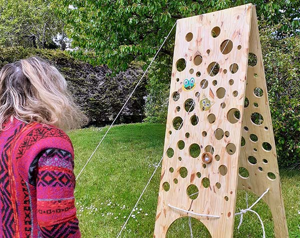 Jeux en bois géants sur la terrasse du bar au camping Parc de Bellevue en Charente-Maritime