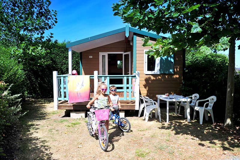 Mobil-home avec terrasse au camping Parc de Bellevue à Arvert pour vacances en famille