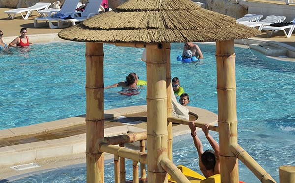 Piscine chauffée et solarium du camping Parc de Bellevue en Charente-Maritime