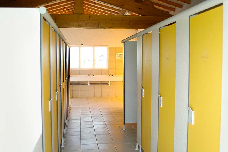 Bloc sanitaire moderne et accessible au camping Parc de Bellevue à Arvert en Charente-Maritime