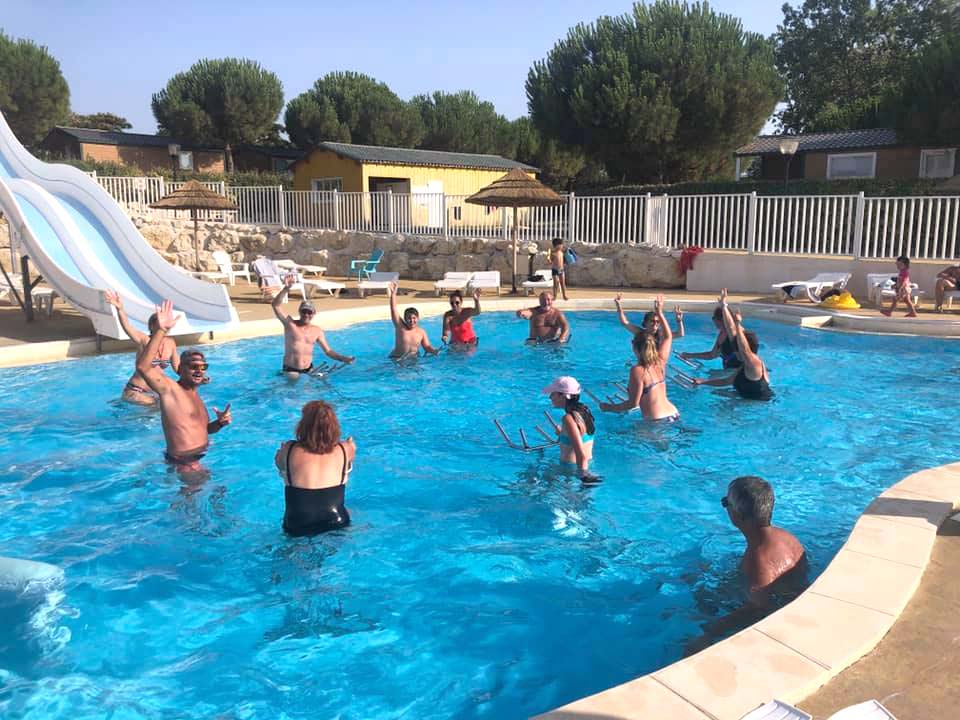 Jeux aquatiques et activités dans la piscine du camping Parc de Bellevue à Arvert