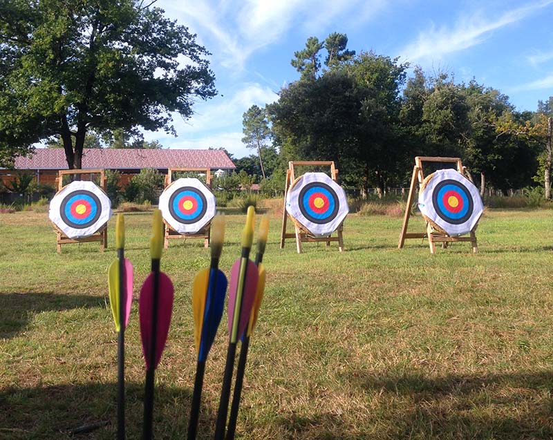 Cibles et séance de tir à l'arc au camping Parc de Bellevue en Charente-Maritime pour toute la famille