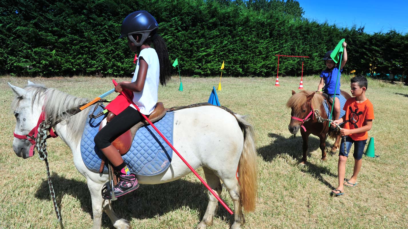 Aperçu vidéo - Animations enfants avec leçon de poney au camping Parc de Bellevue en Charente-Maritime