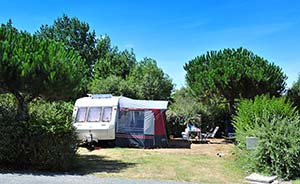 Caravan with awning on a pitch at the Parc de Bellevue campsite near Oléron