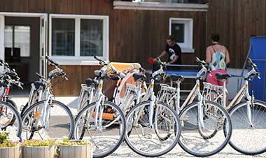 Vélos devant l'épicerie du camping Parc de Bellevue près de la Palmyre