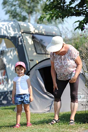 Enfant et grand-mère sur emplacement de tente et caravane à Arvert