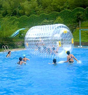 Inflatable water games in the aquatic area of the Parc de Bellevue campsite