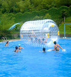 Water activities in the heated pool of the 4-star campsite