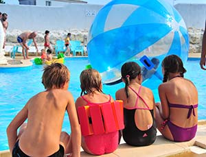 Group of children in front of the aquatic area with aquabubble at the Parc de Bellevue campsite