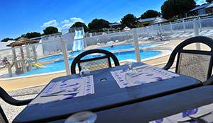 Terrace with panoramic view of the pool at Parc de Bellevue campsite
