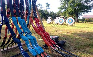 Bow and arrows for archery at Parc de Bellevue campsite