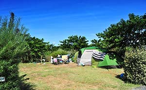 Drapeau breton gwenn-ha-du sur une tente en Charente Maritime près d'Oléron
