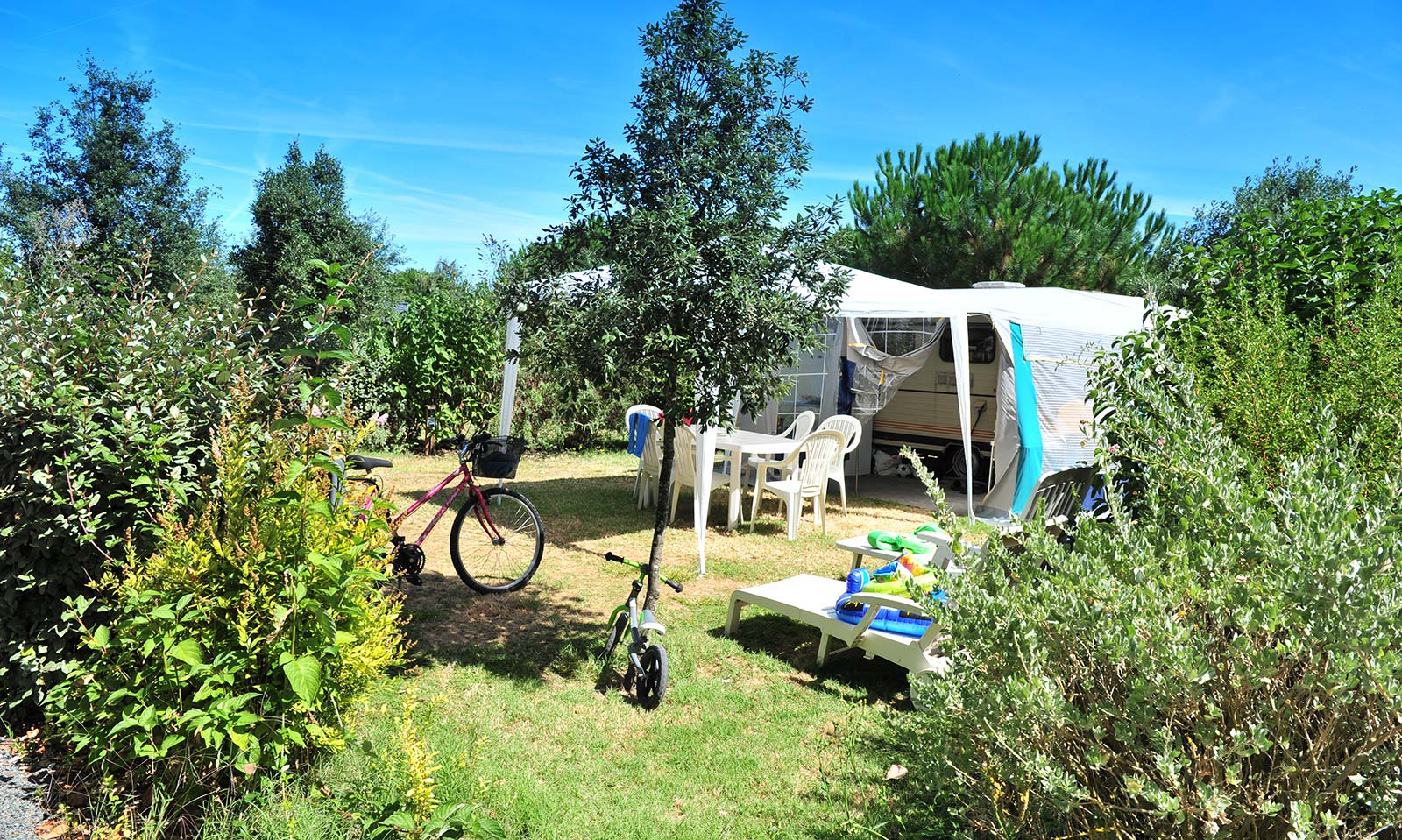 Emplacement pour tente dans le parc du camping près d'Arvert