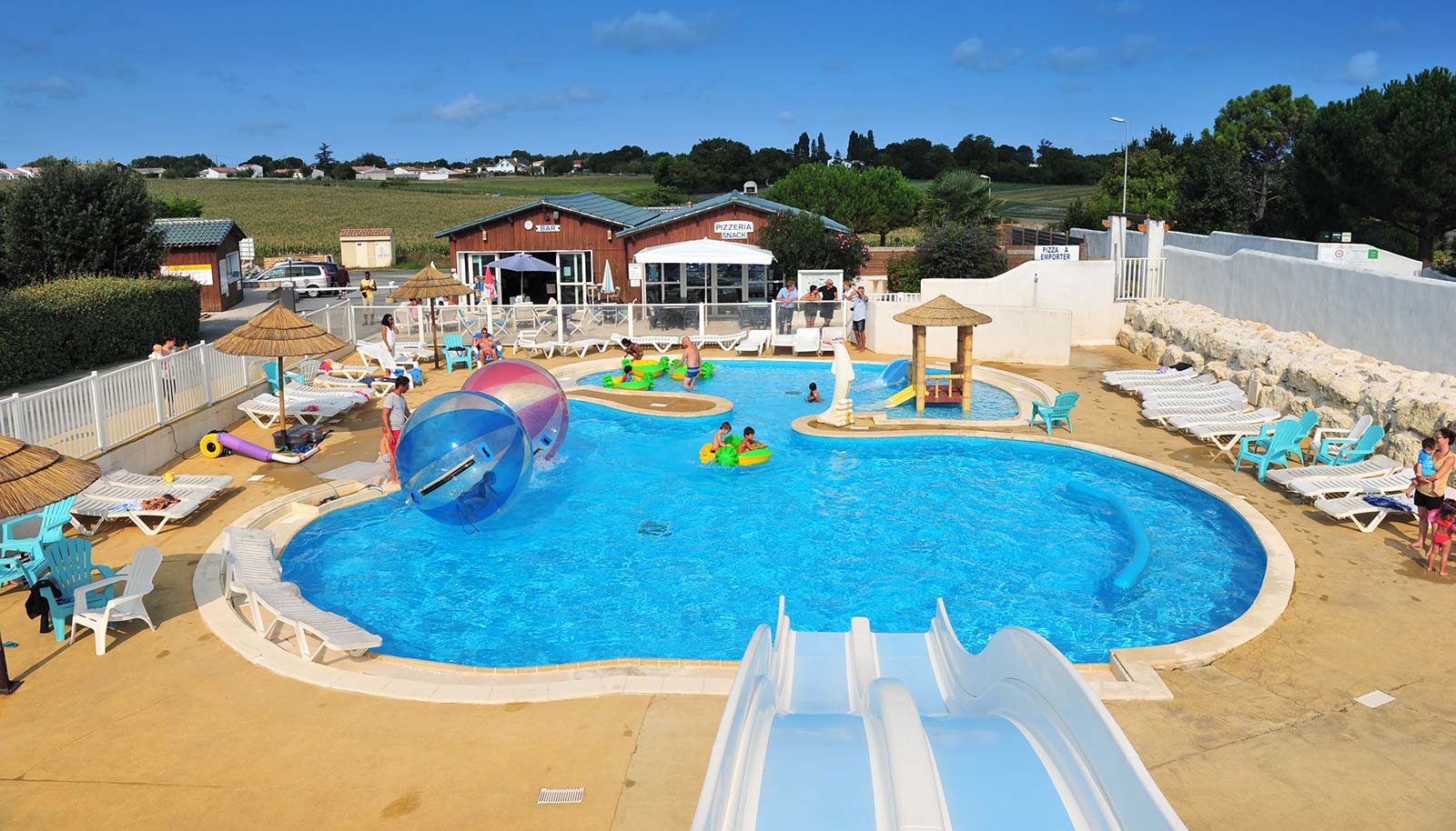 Vue de l'espace aquatique du camping à Arvert 17