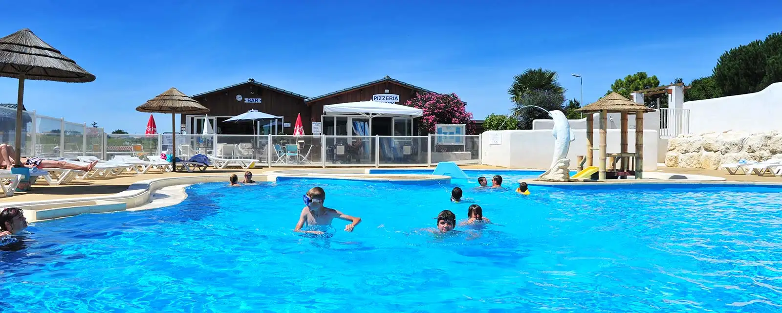 Bassin de l'espace aquatique du camping en Charente Maritime