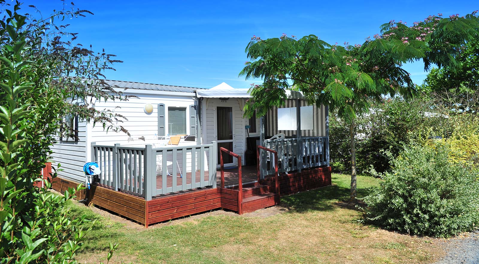 Mobile home rental at the Parc de Bellevue 17 campsite