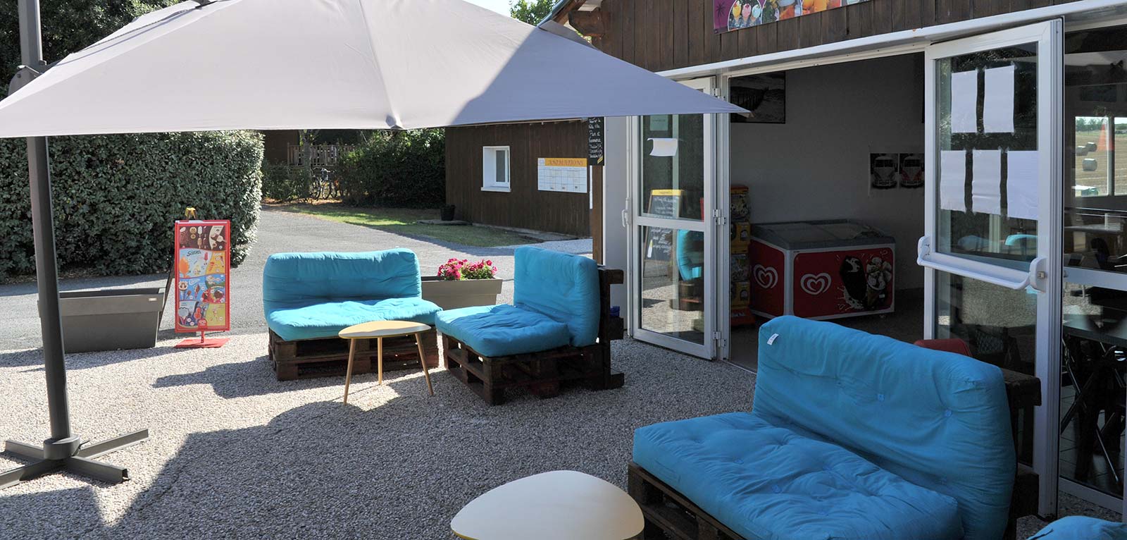 Terrace of the Parc de Bellevue campsite snack bar in Arvert 17