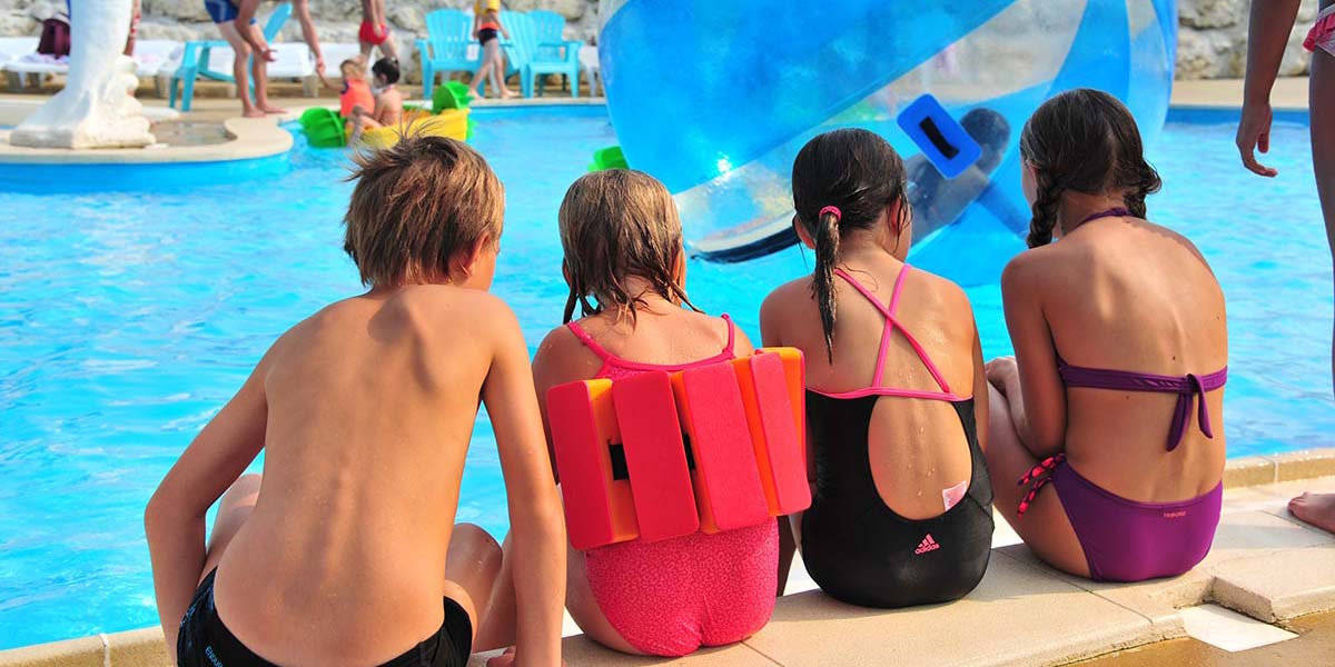 Children by the pool at the Parc de Bellevue campsite