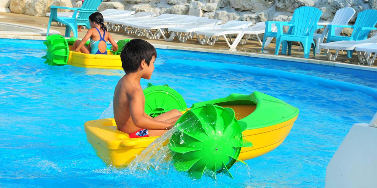 Miniboats in the aquatic area of the Parc de Bellevue campsite 17