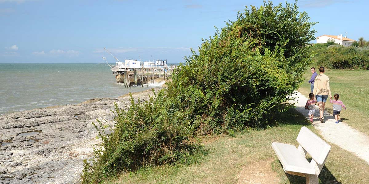 Chemin en bord de mer près des carrelets en Charente Maritime