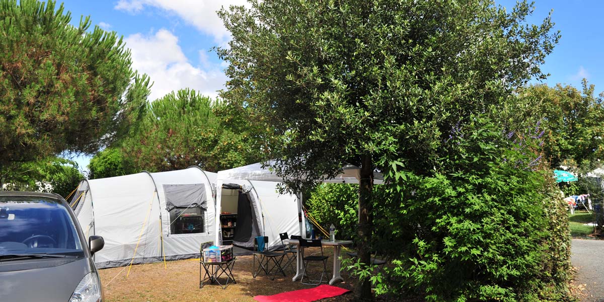 View of the pitches at the Parc de Bellevue campsite in Arvert