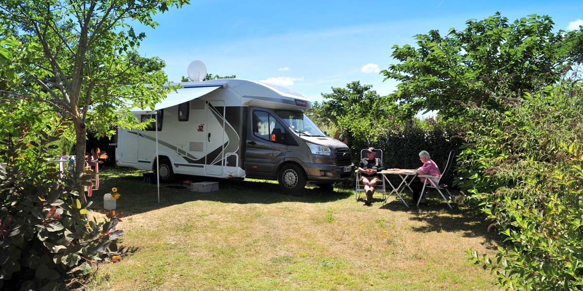 Camping-car sur un emplacement de camping à Arvert
