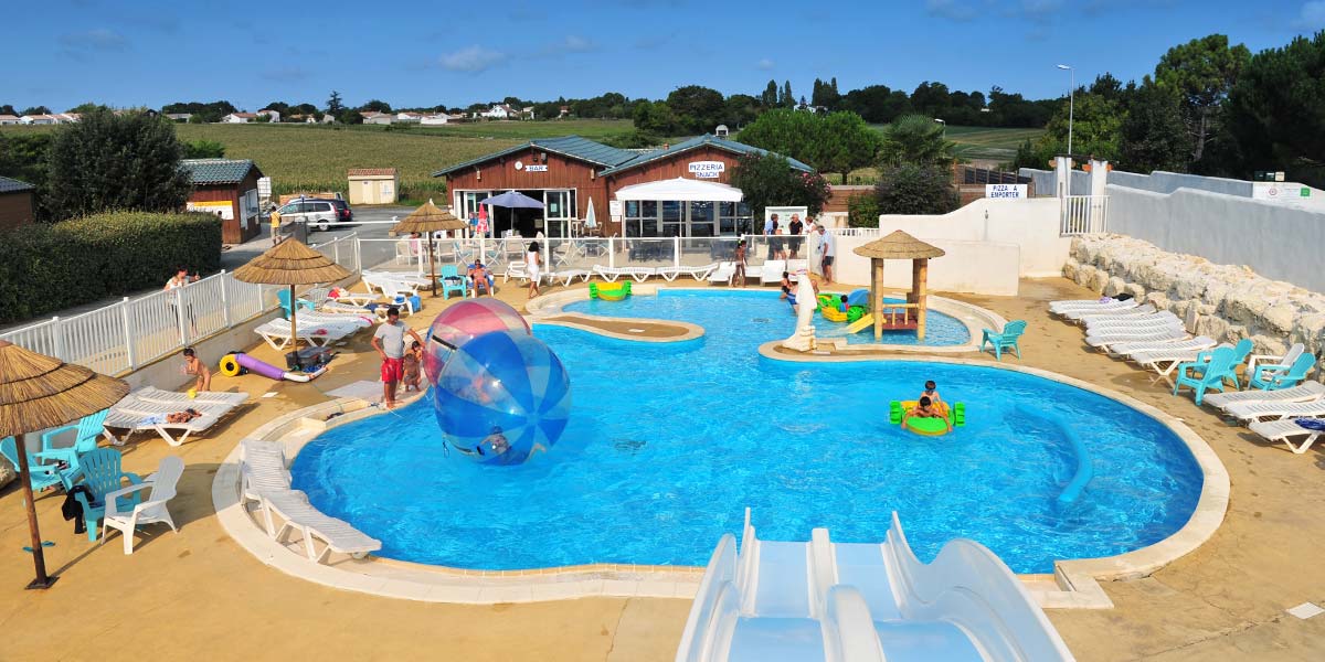 Aquatic area with slides at Parc de Bellevue campsite