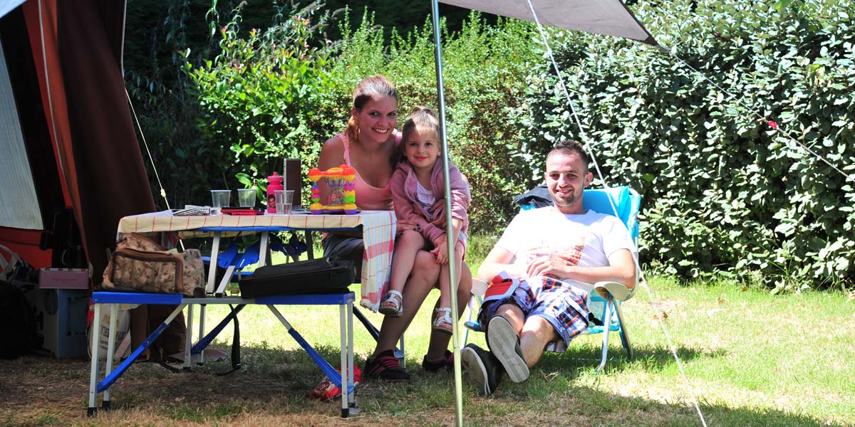 Famille sur un emplacement de camping près de la Palmyre