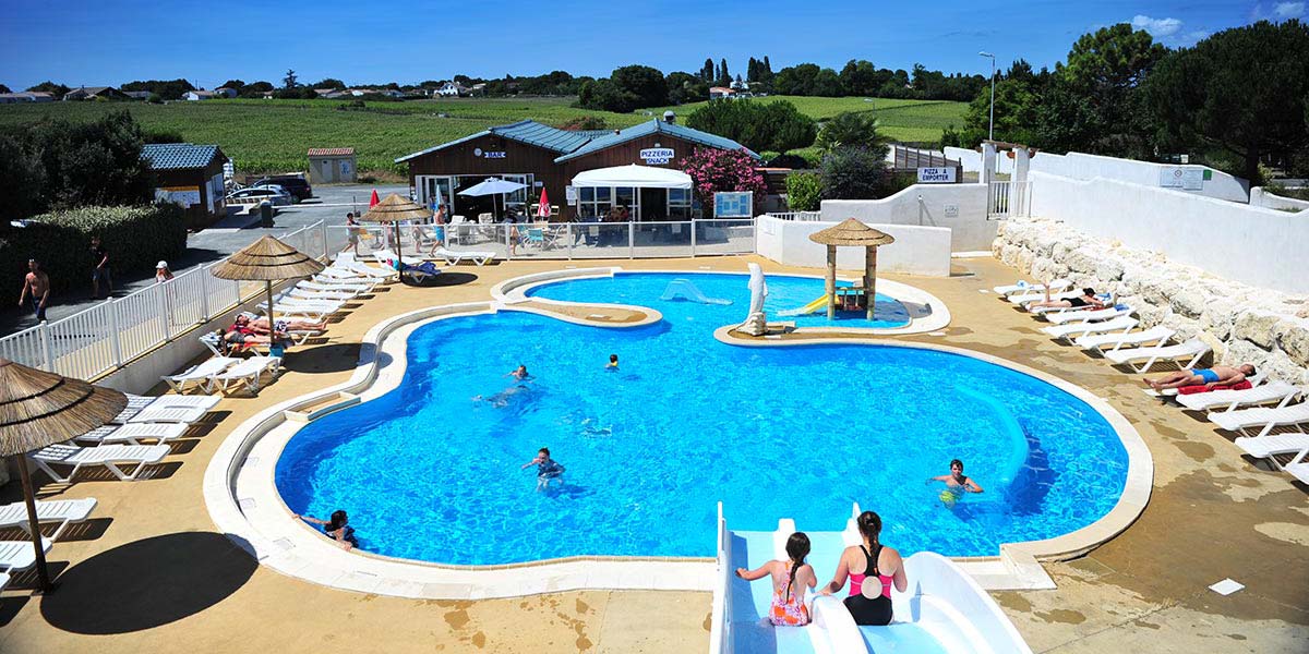 Piscine de l'espace aquatique du camping Parc de Bellevue à Arvert