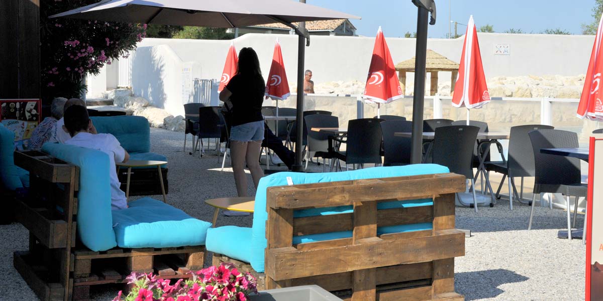 Terrace of the pizzeria snack of the campsite in Charente Maritime