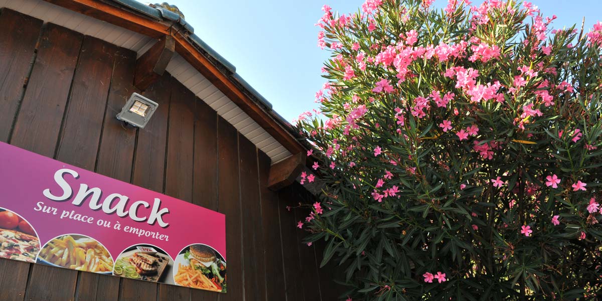 Campers at the restaurant of the Parc de Bellevue campsite near Oléron