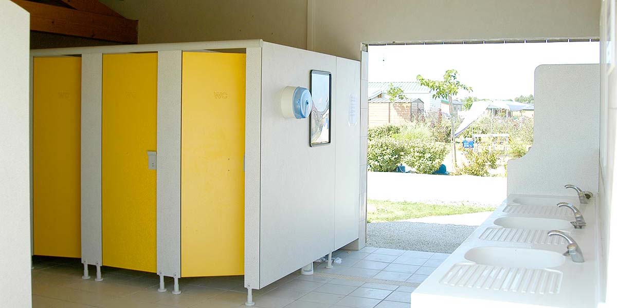 Sanitary block with showers at the campsite near Oléron