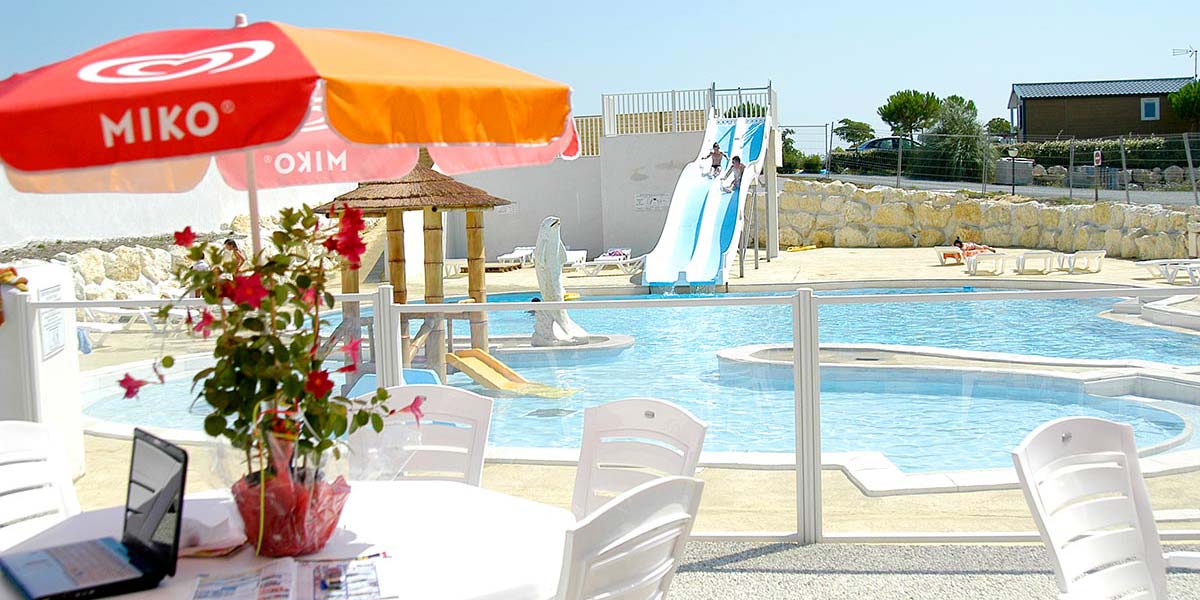 Terrasse avec WIFI en bord de piscine au camping près de la Palmyre